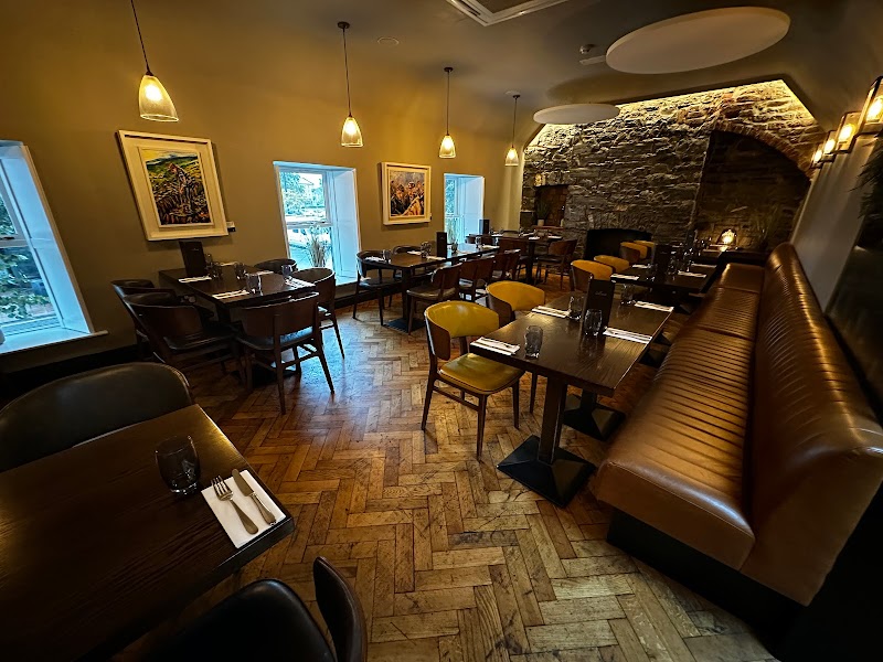 Avenue Cafe, Restaurant & Bar - Main St