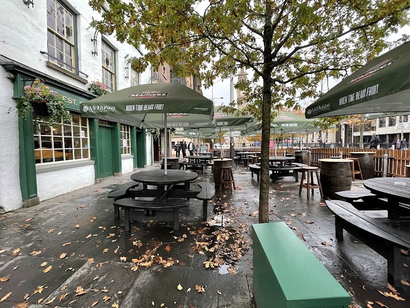 McHughs Bar & Restaurant - 29-31 Queen's Square